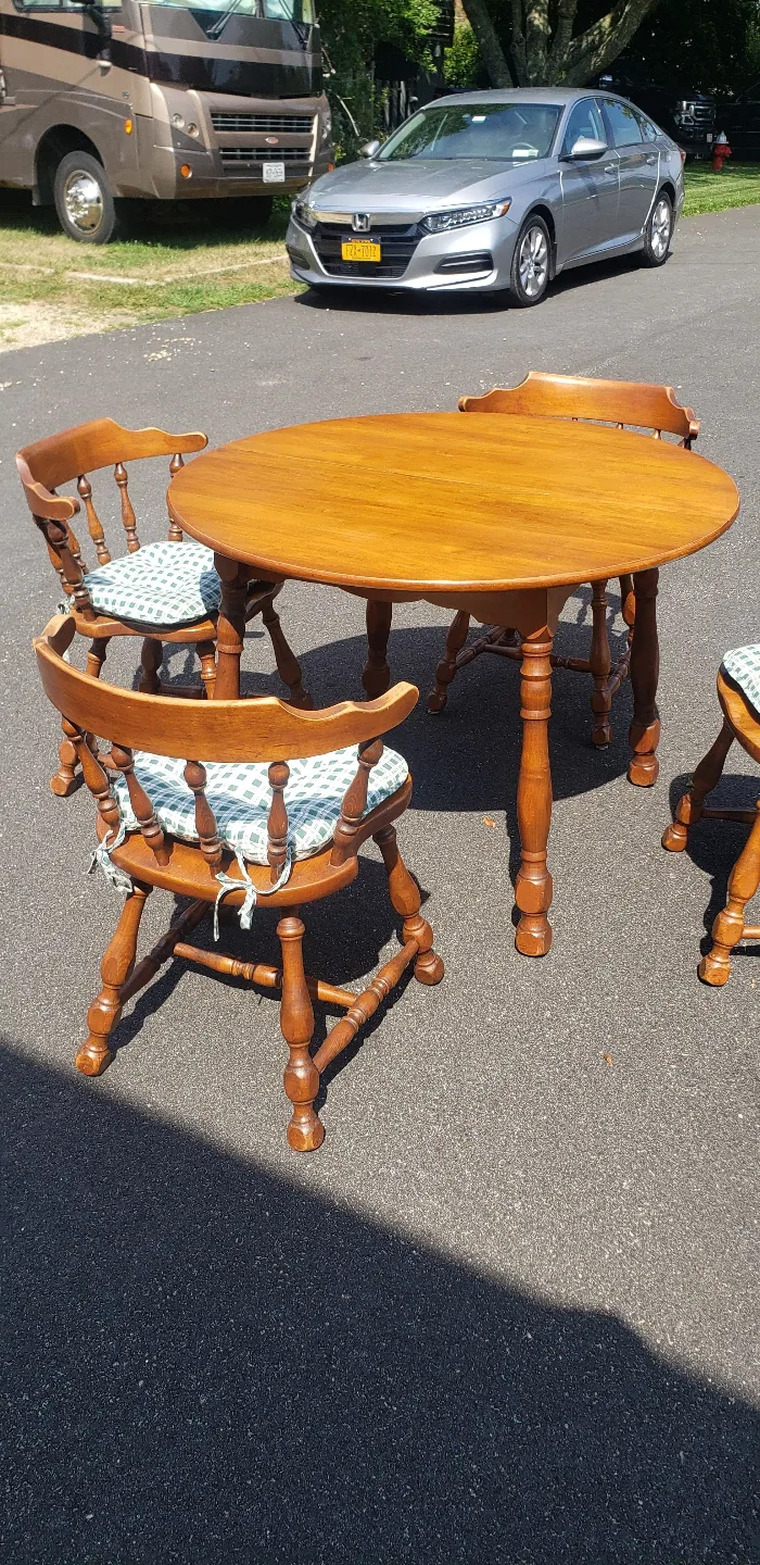 Hale Company, Inc. 4-Piece Dining Set image indicator(7)