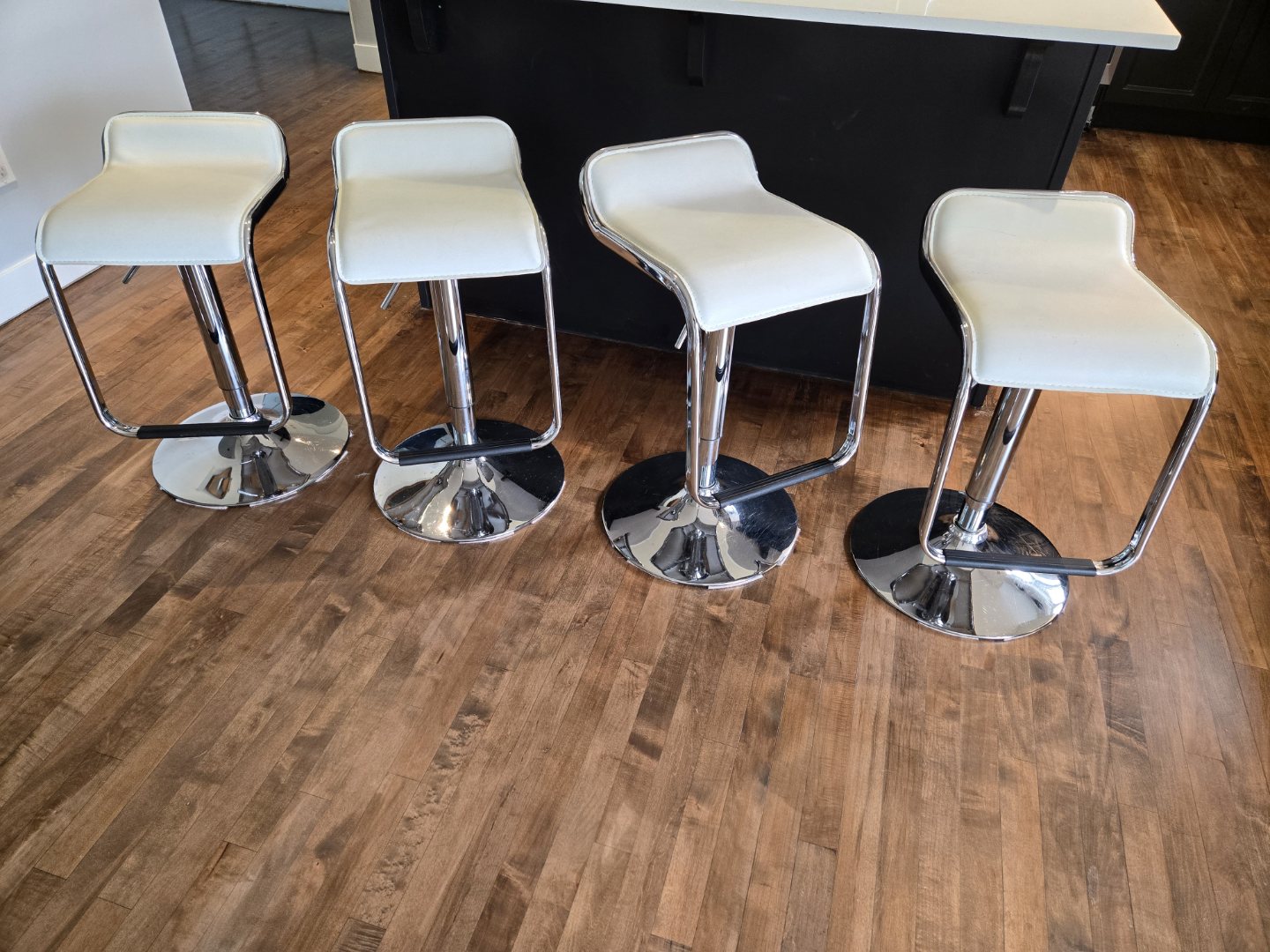 Set of 4 White Adjustable Bar Stools