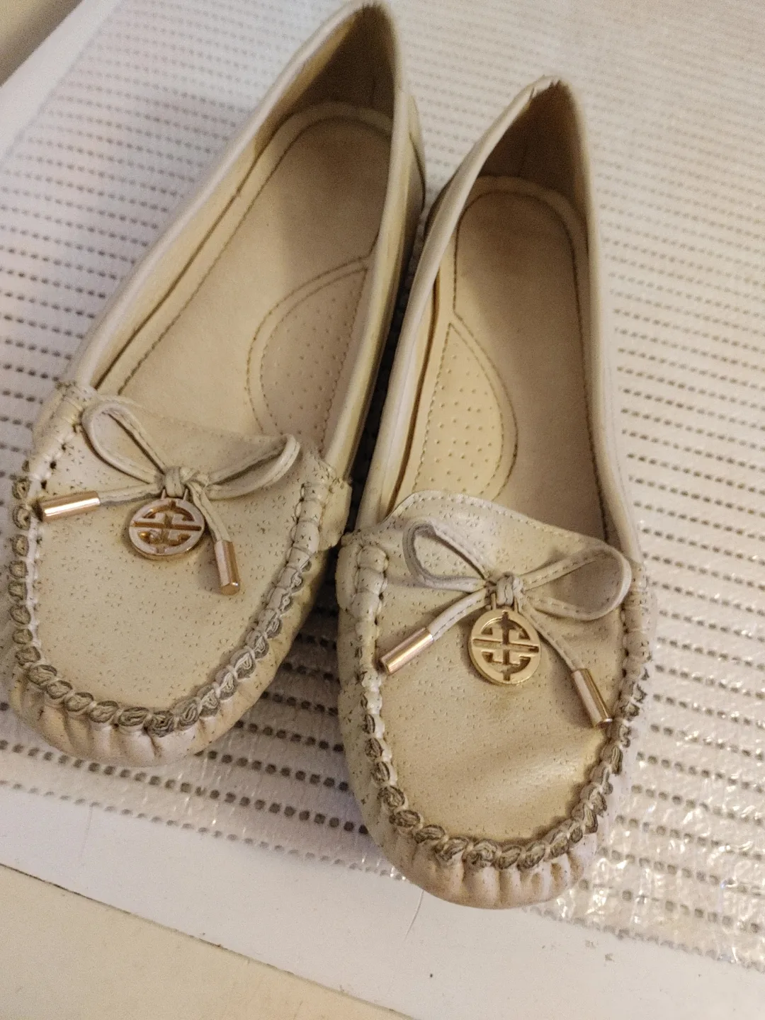 Cream-coloured women's loafers thumbnail
