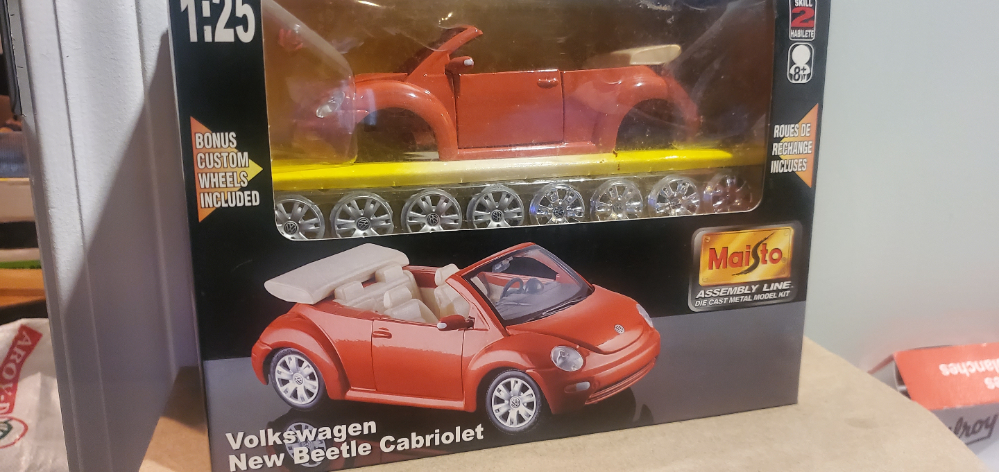 Maisto Diecast 1:25 Volkswagen New Beetle Model Kit - photo 2