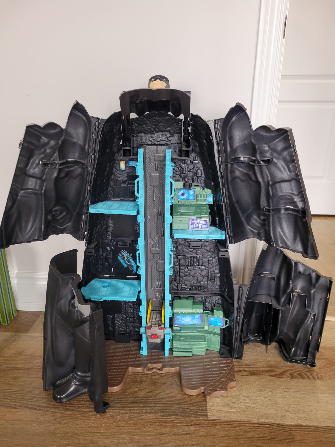 Batman Transforming Batcave Playset - photo 4