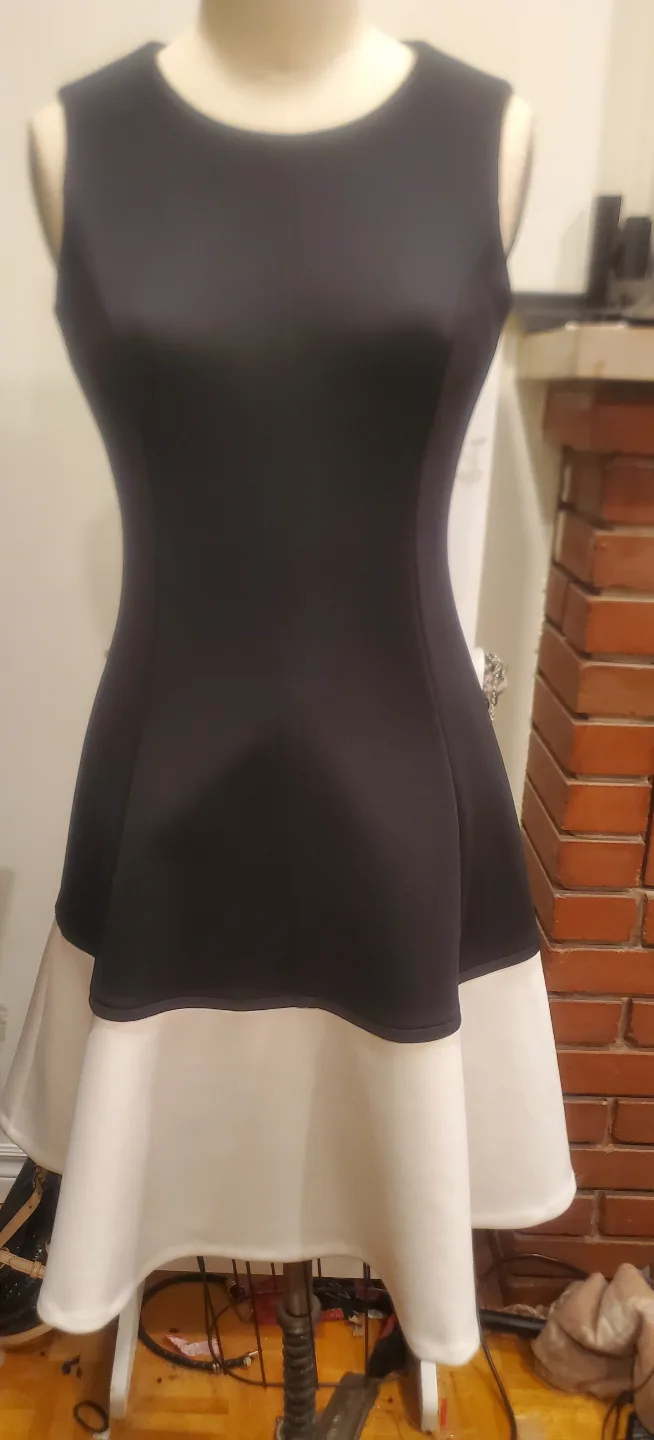 Women's Size 4 Calvin Klein thumbnail