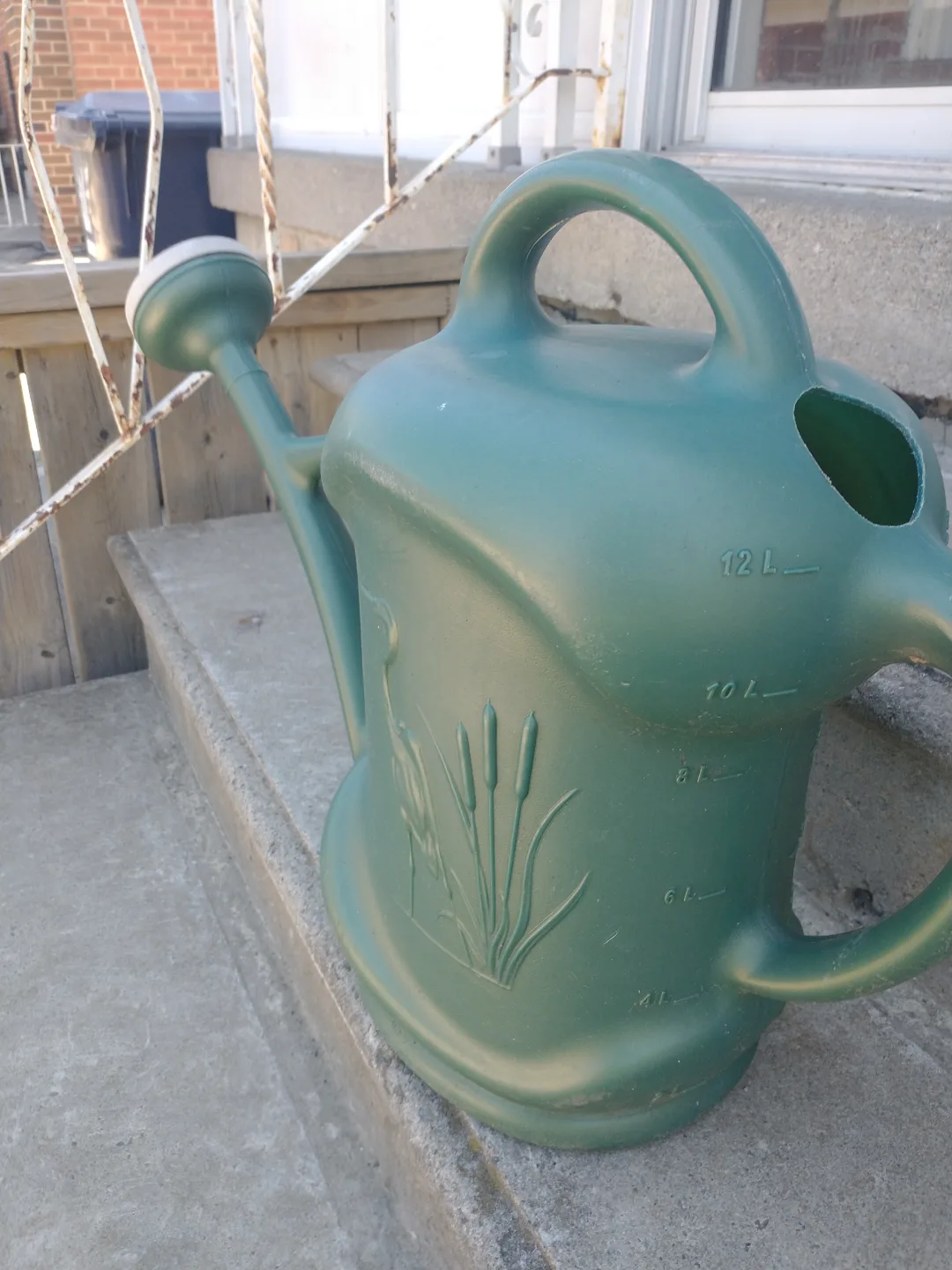 12L Green Plastic Watering Can with Heron Design image indicator(2)