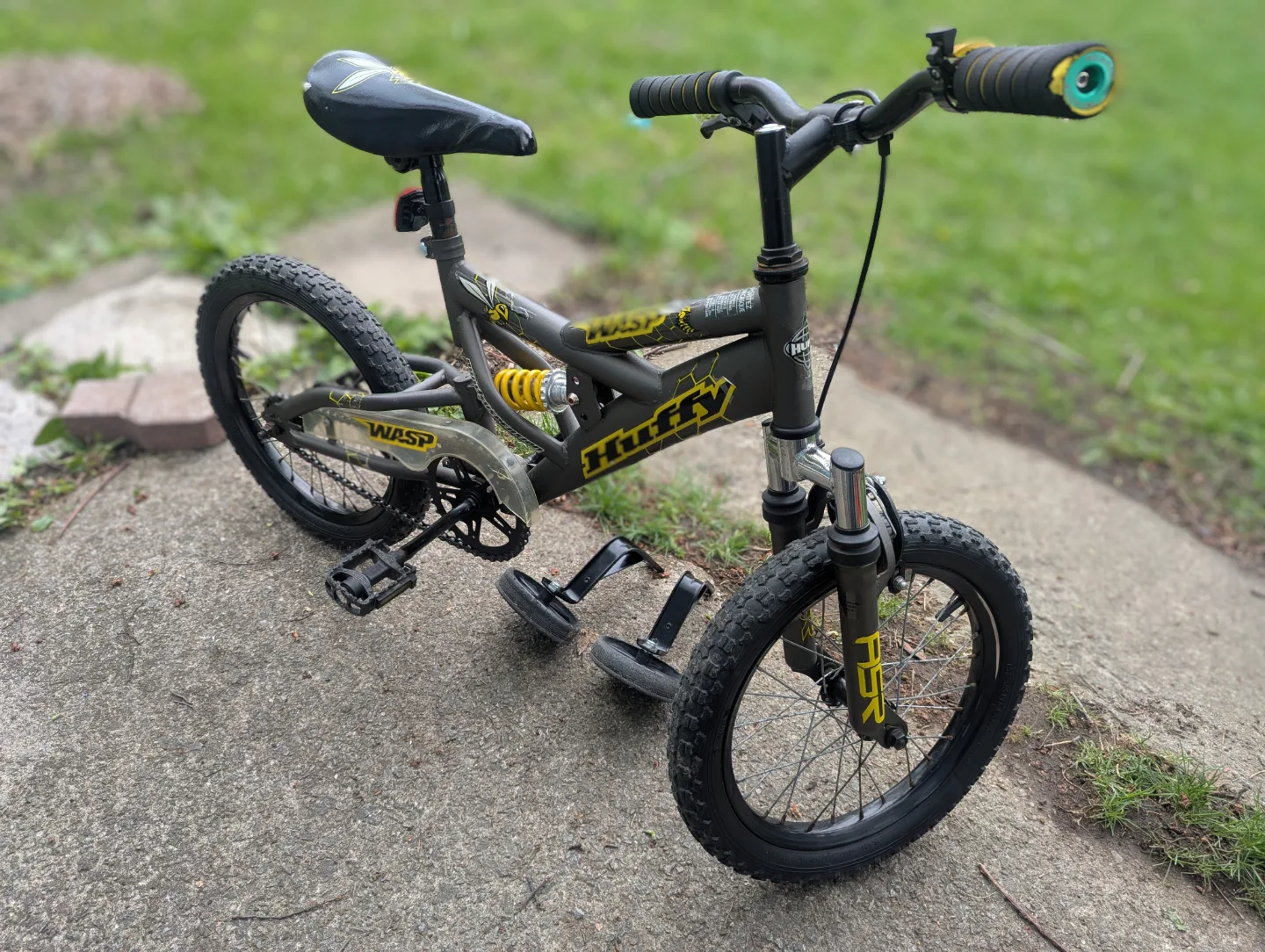 Huffy Wasp 16" Kids' Bike with Training Wheels thumbnail