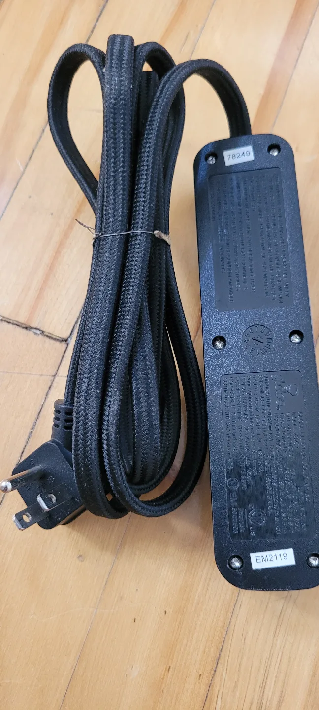 Globe Electric 6 Outlet Surge Protector  with 2 USB Ports image indicator(3)