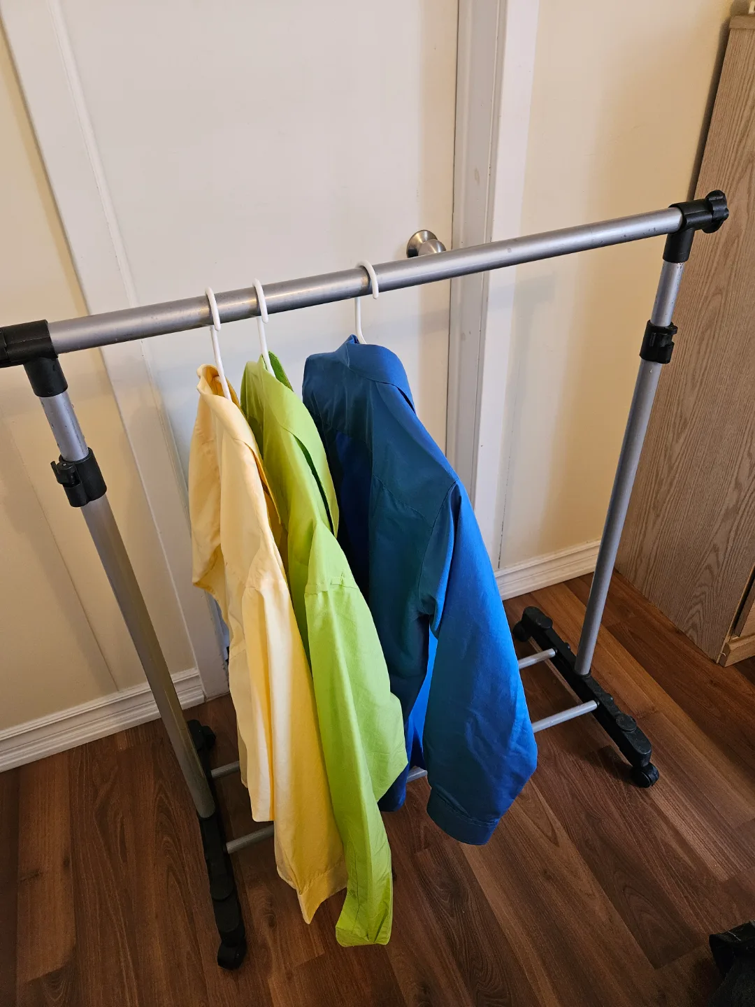 Portable Clothing Rack thumbnail
