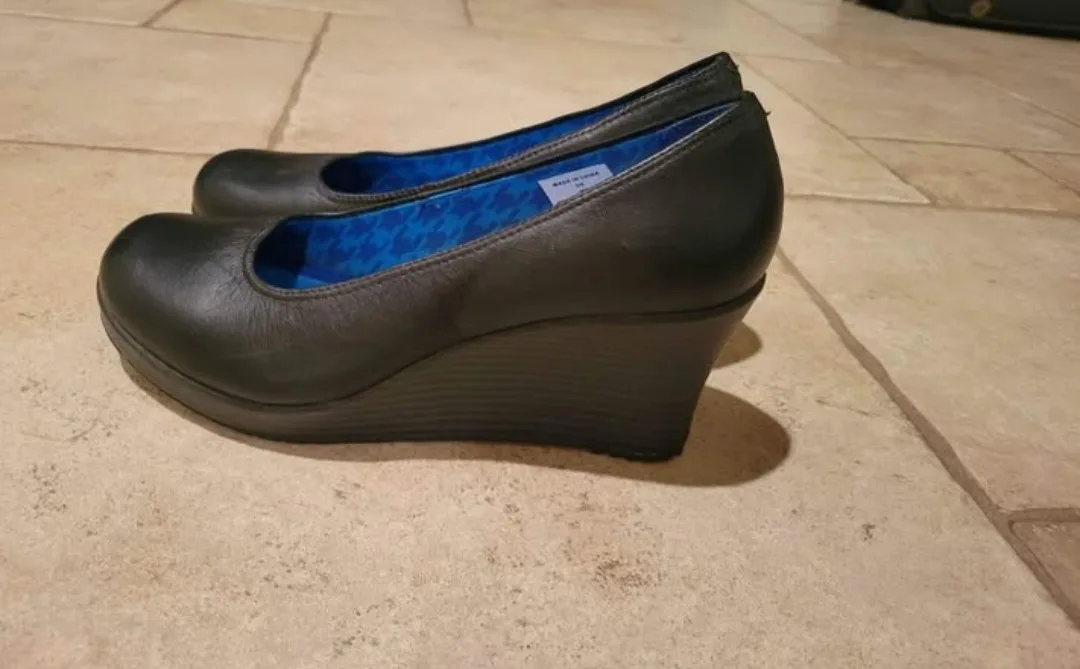 Crocs Women's Black Leather Wedge Heels image indicator(2)