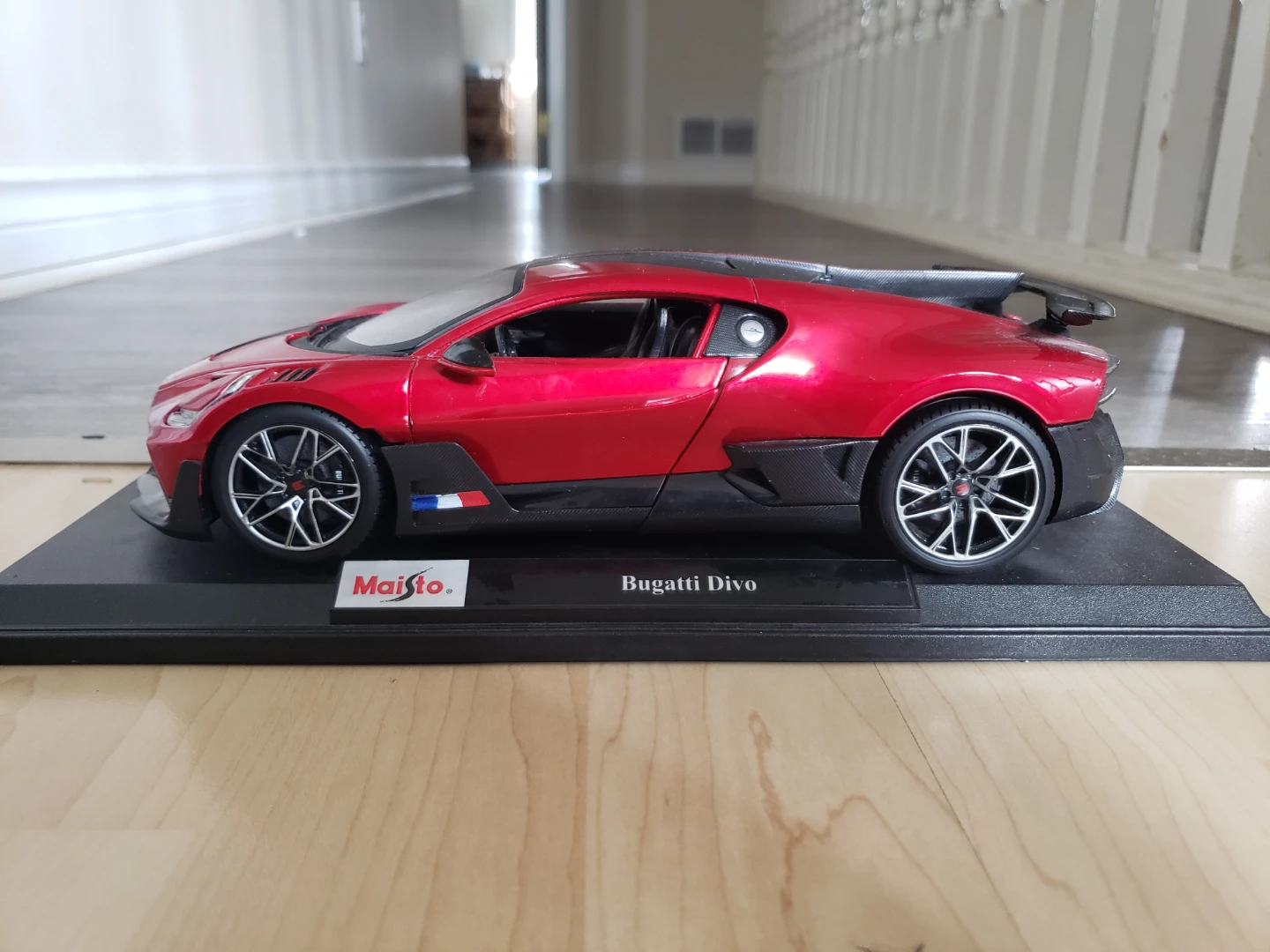 Maisto Bugatti Divo Red Collectible Die-Cast Model Car 🏒