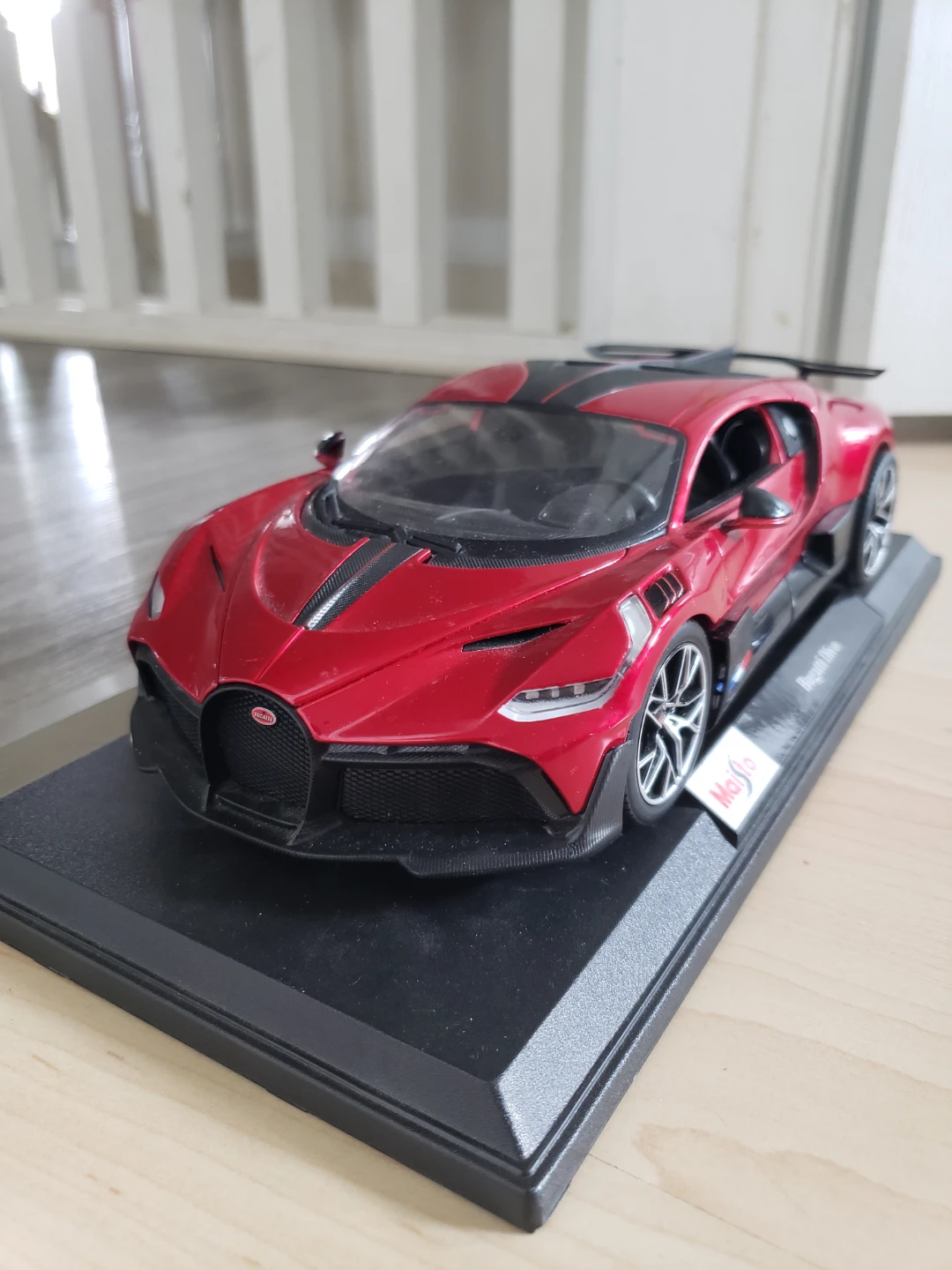 Maisto Bugatti Divo Red Collectible Die-Cast Model Car 🏒 - photo 2