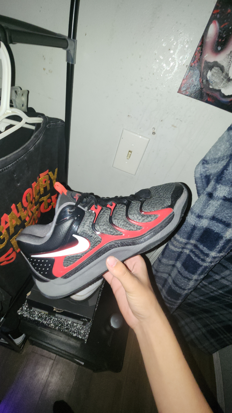 Nike Men's Black and Red Basketball Shoes - photo 5