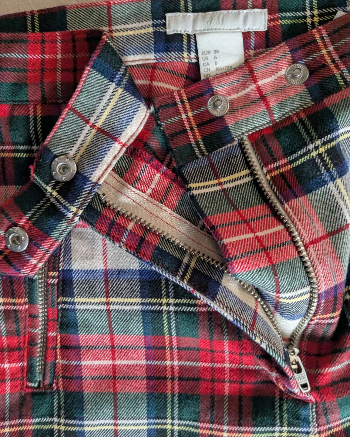 H&M Red and Green Plaid Trousers - Size 6 image indicator(2)