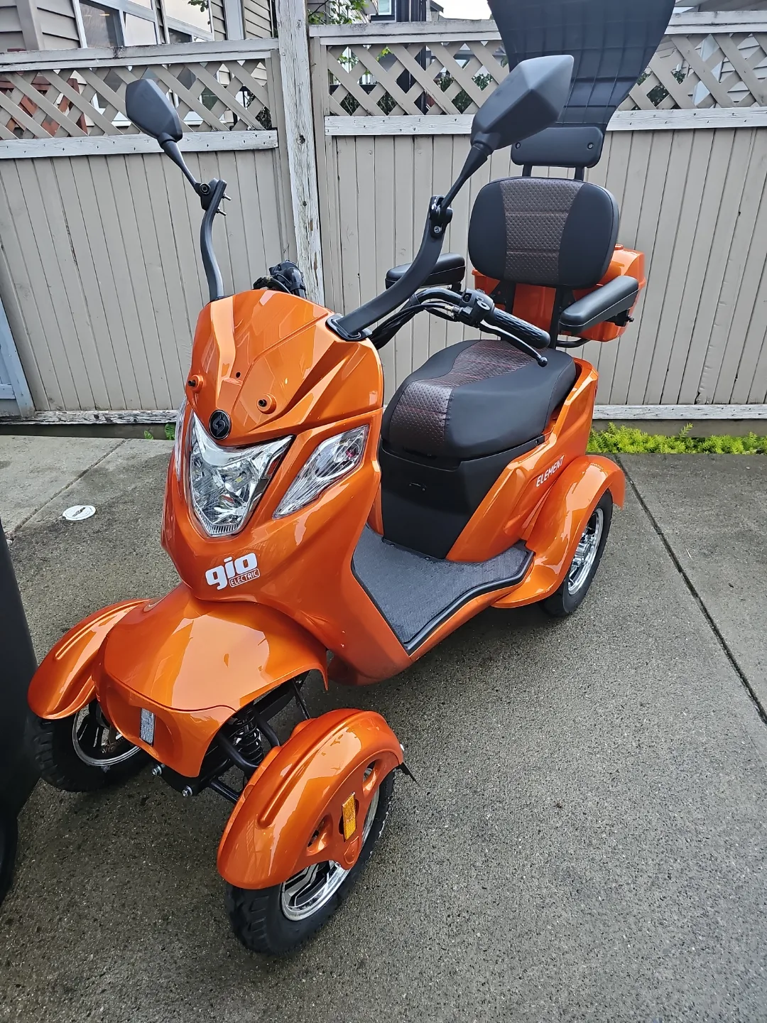 Gio Element Three-Wheeled Scooter image indicator(2)