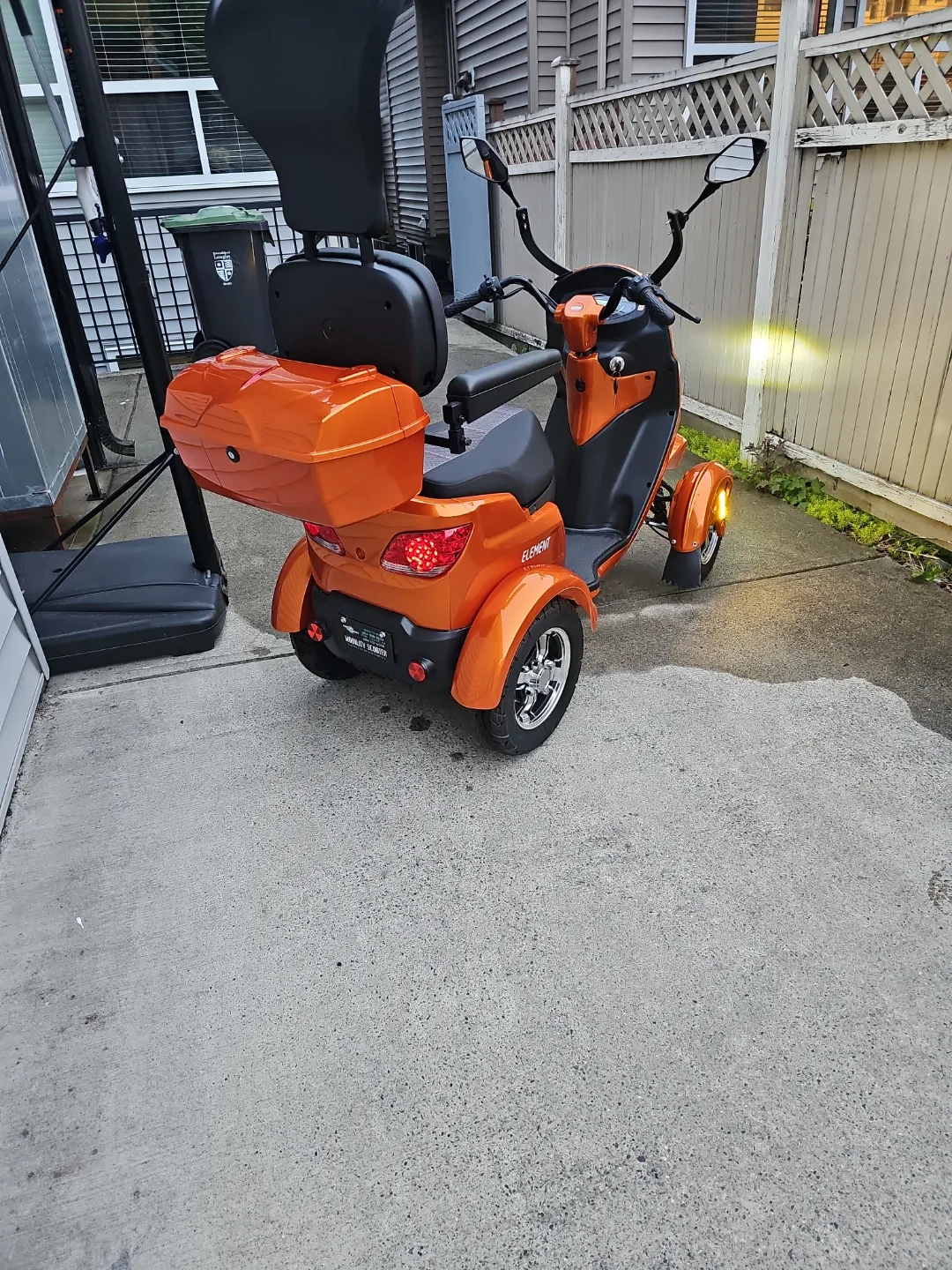 Gio Element Three-Wheeled Scooter image indicator(3)