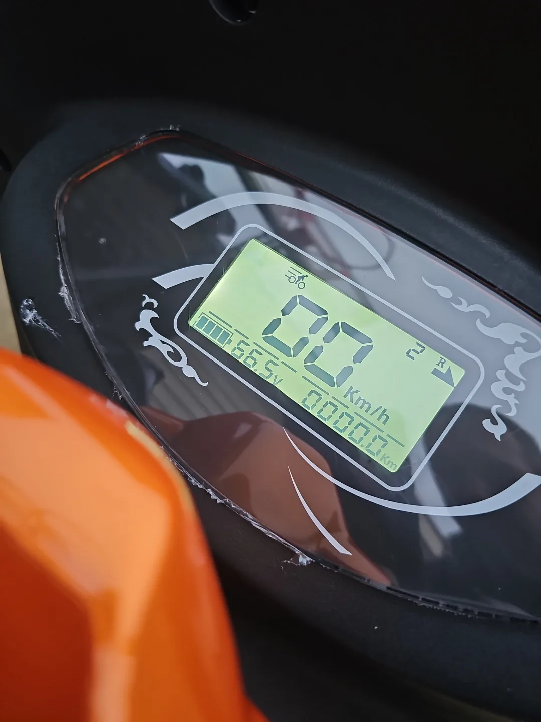 Gio Element Three-Wheeled Scooter image indicator(4)