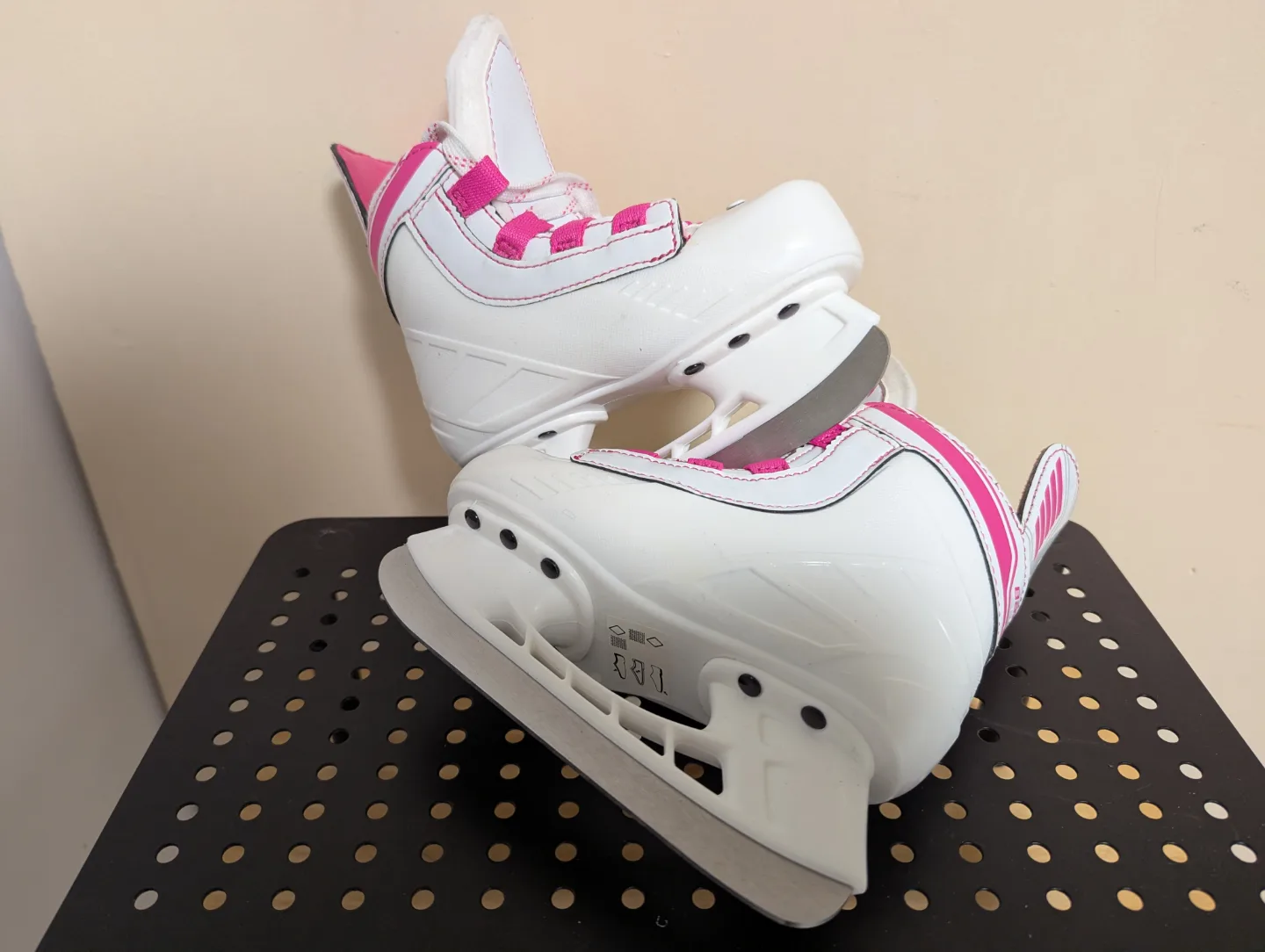 Bauer Youth Ice Skates ~ *Like New* image indicator(5)