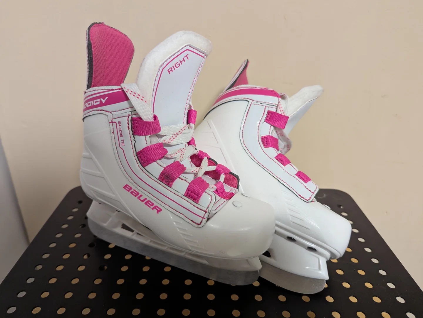 Bauer Youth Ice Skates ~ *Like New* image indicator(6)