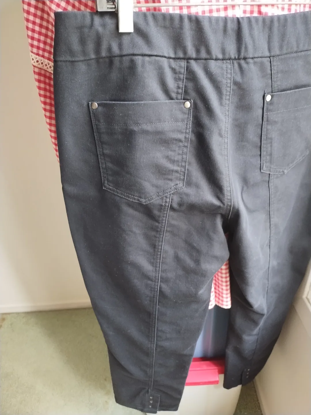 Haggar Women's Size 10 Black Pull-On Ankle Pants image indicator(6)