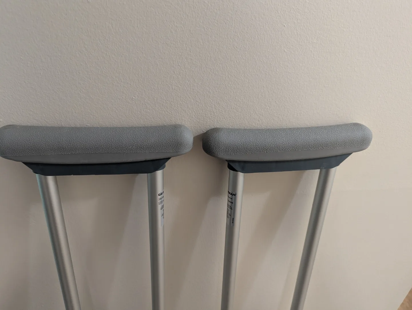 🤕 Pair of Adjustable Crutches image indicator(3)