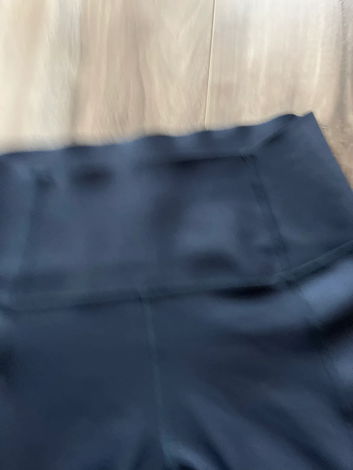 XS Gap Sculpt capri leggings Navy- like new image indicator(3)