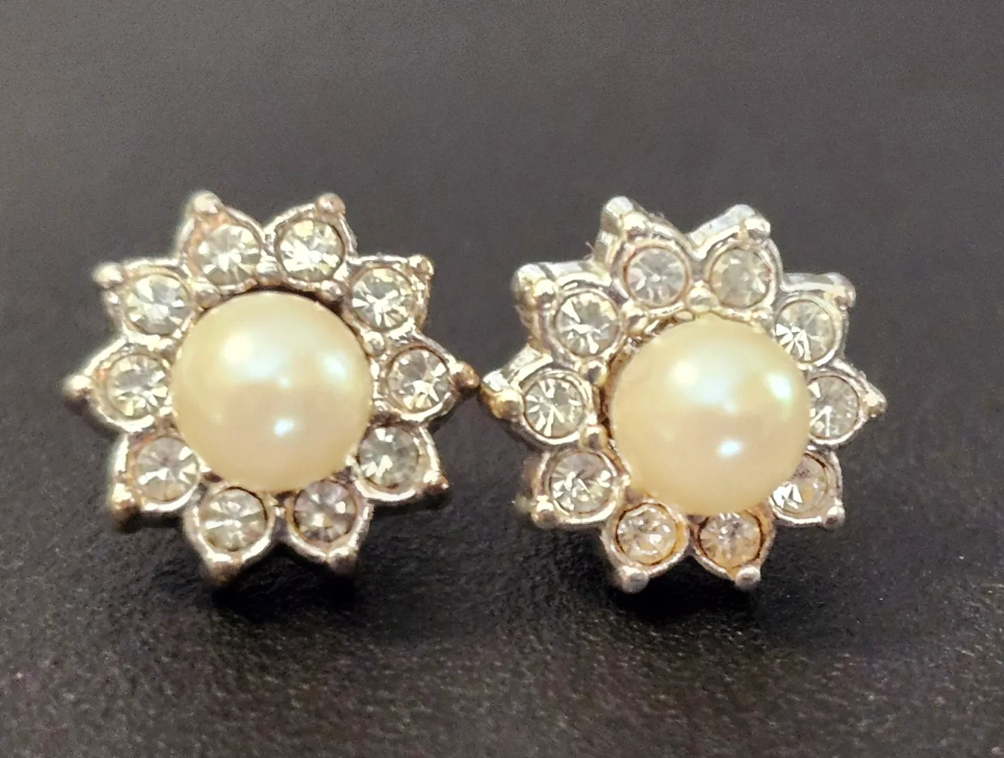 Fake Elegant Pearl and Rhinestone Stud Earrings thumbnail