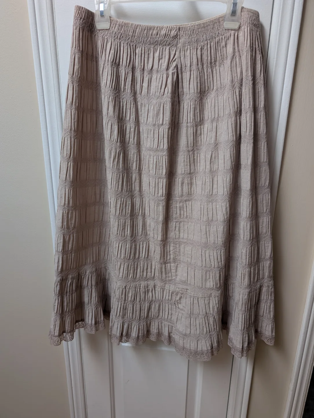 Beige below knee skirt size L 🏒 image indicator(2)