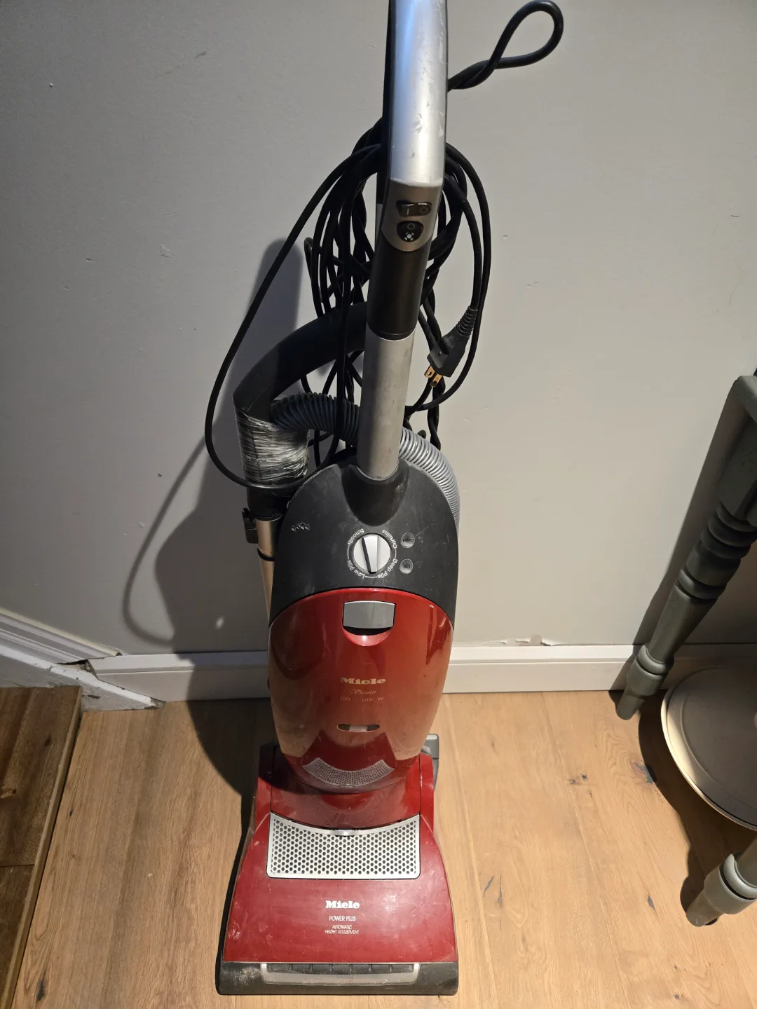 Miele Viento 300 Power Plus 1200 Watt Upright Vacuum Cleaner thumbnail