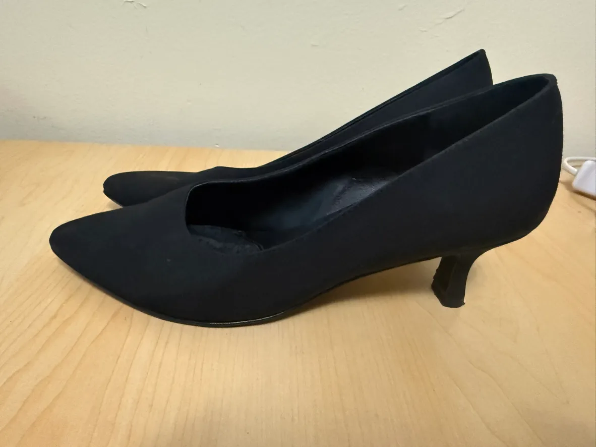Women's black low heels image indicator(2)