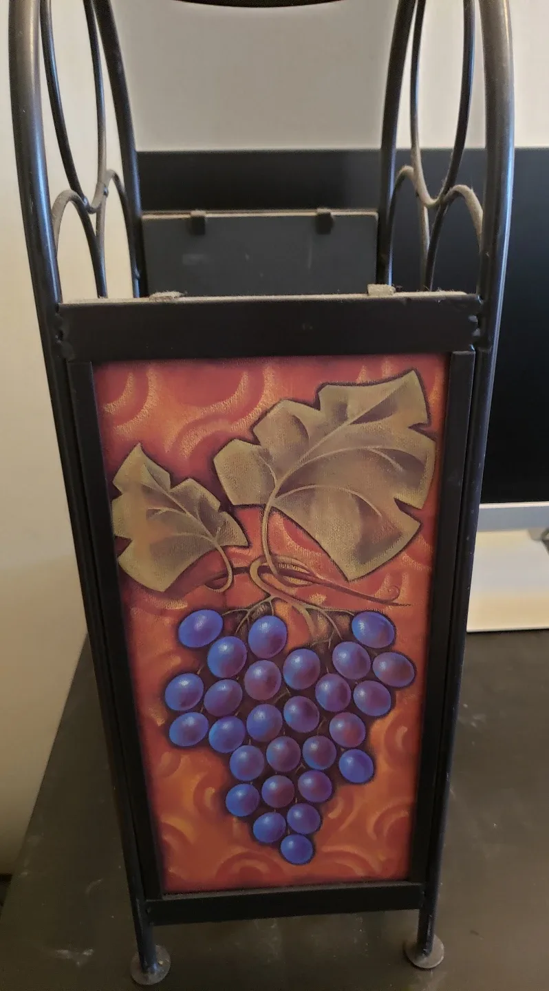 Metal Wine Rack with Grape Design image indicator(2)
