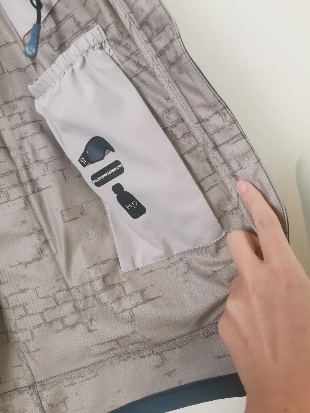 men's Lululemon large jacket image indicator(7)