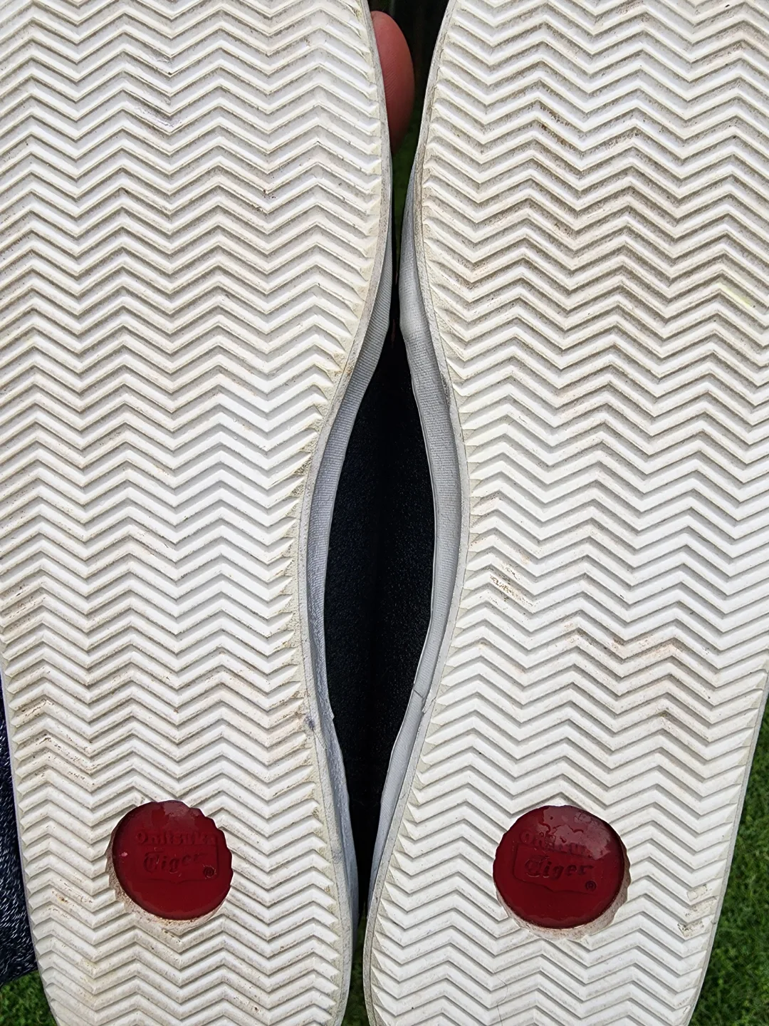 SALES SAMPLE Onitsuka Tiger Black Suede Sneakers Size 9 image indicator(6)