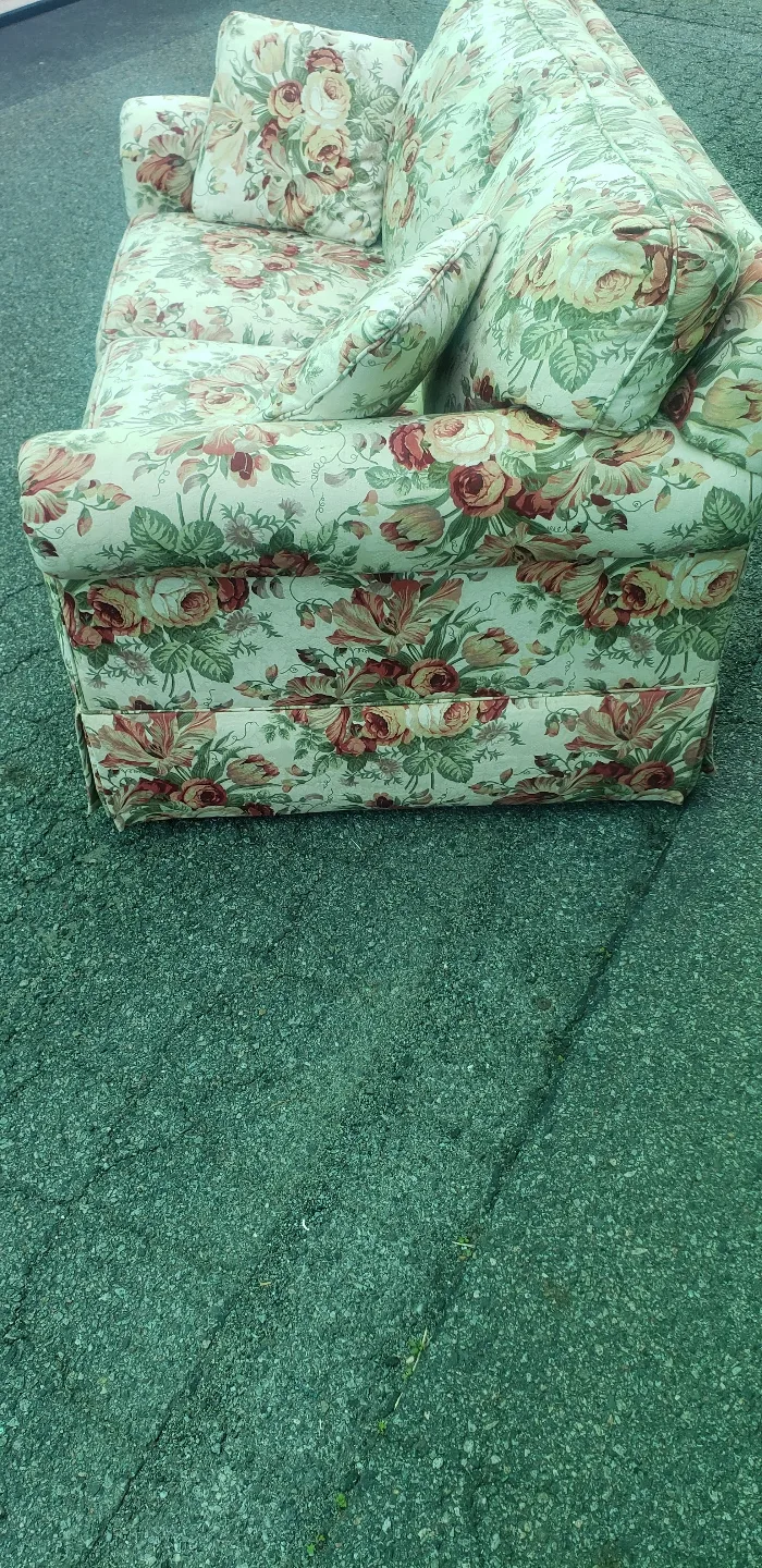Ethan Allen Floral Loveseat image indicator(7)