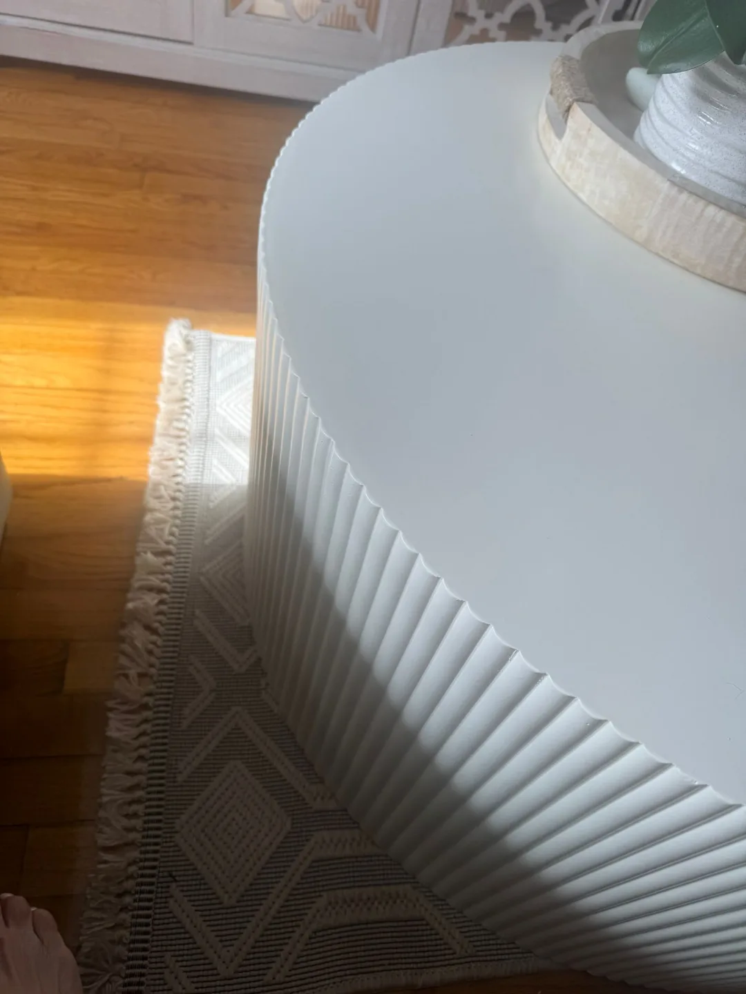 Minheola Modern Beige Round Coffee Table with Fluted Wave Design image indicator(2)