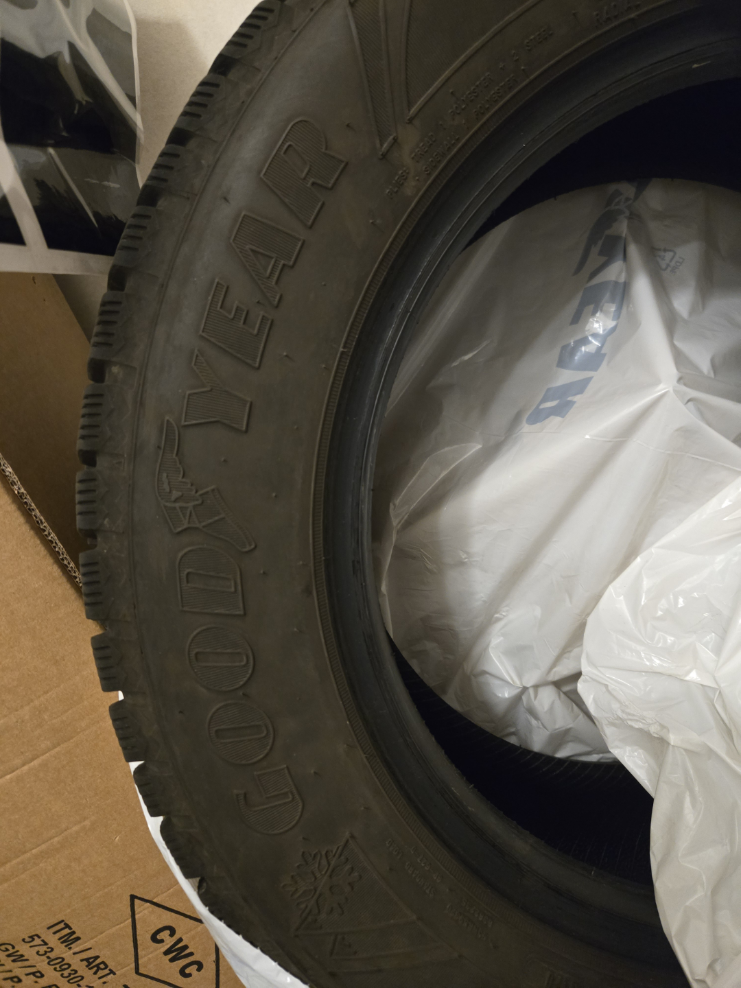 Goodyear UltraGrip Winter Tires - 215/60R16 95T - photo 4