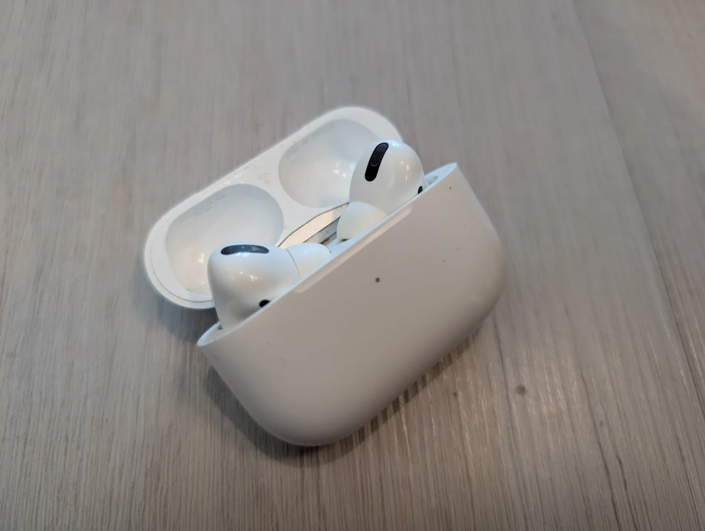 Apple AirPods Pro (2nd Generation) with Silicone Case image indicator(4)