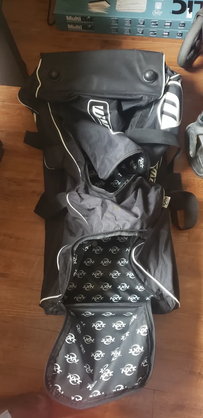 WindWell Dry-Tower Wheeled Hockey Bag