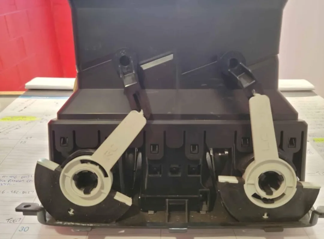 GMC 2010 Acadia center console air vent assembly image indicator(2)