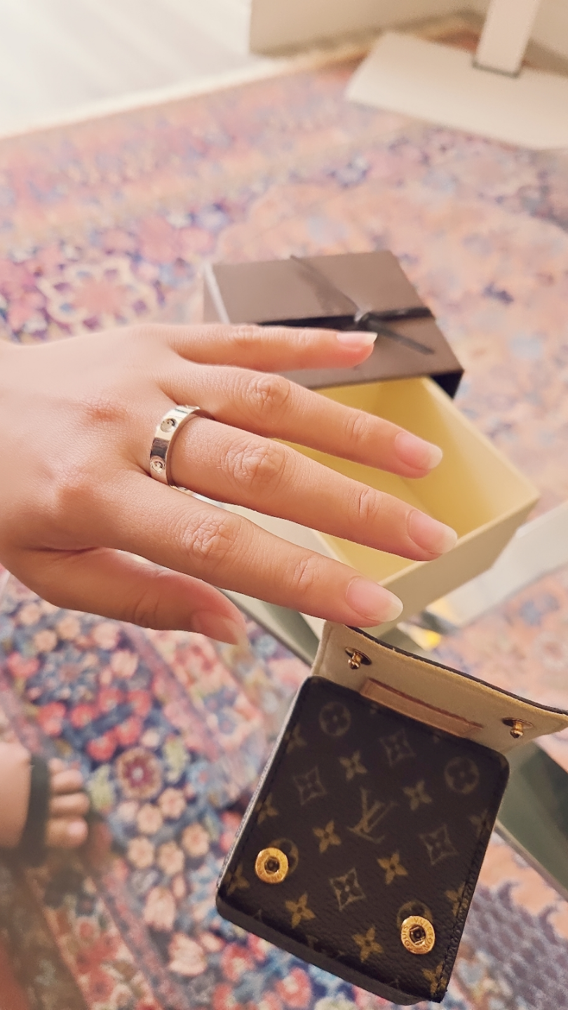 Louis Vuitton ring. white gold 18k