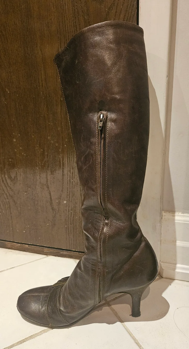 Italy designer brand brown boots size 40 image indicator(2)