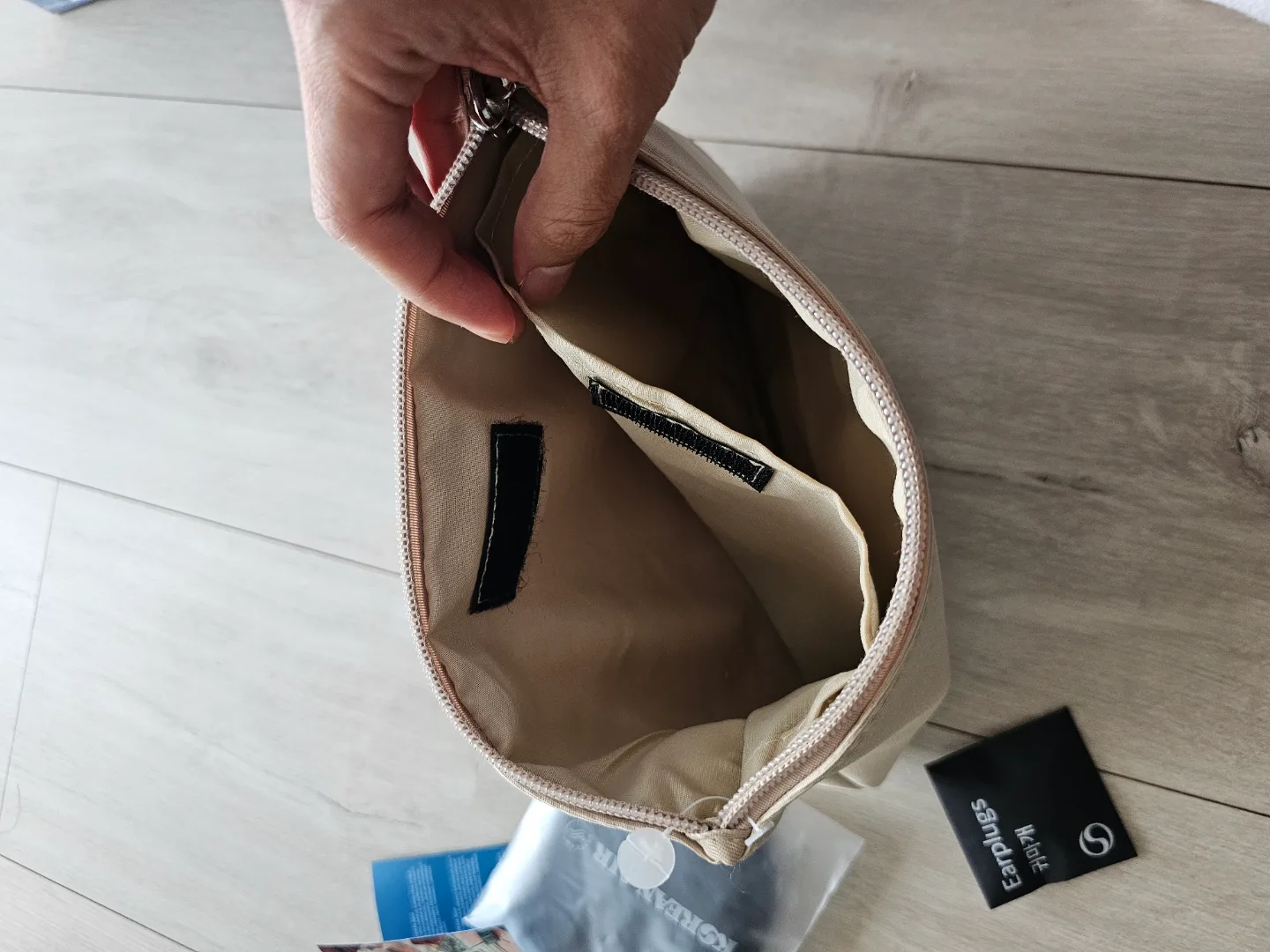 Korean Air Amenity Kit -  Travel-sized image indicator(5)