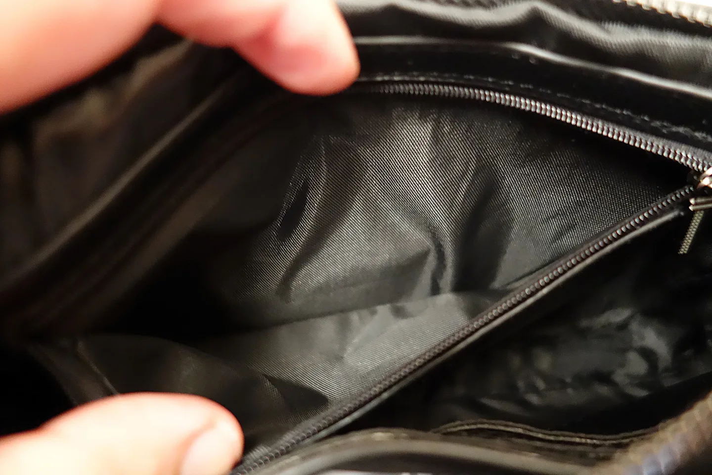 NEW Fipilock Biometric Fingerprint Locking Leather Clutch Case image indicator(9)