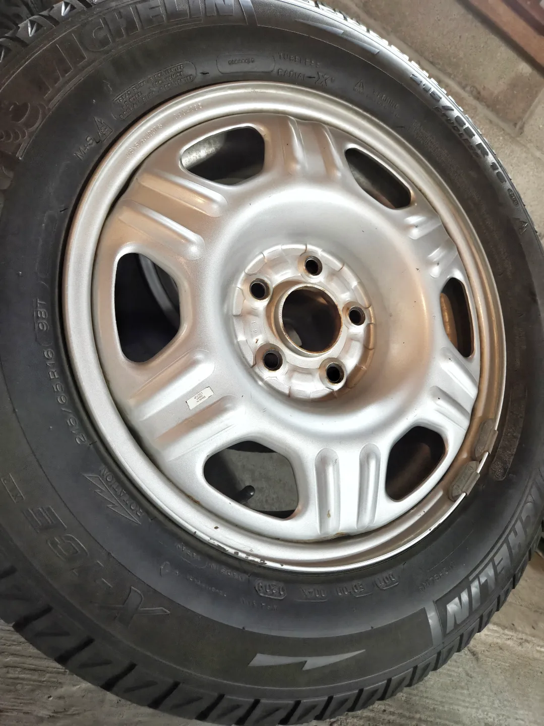 Used Honda Rims & Winter Tires (215/65/R16) off a 2005 CR-V image indicator(3)