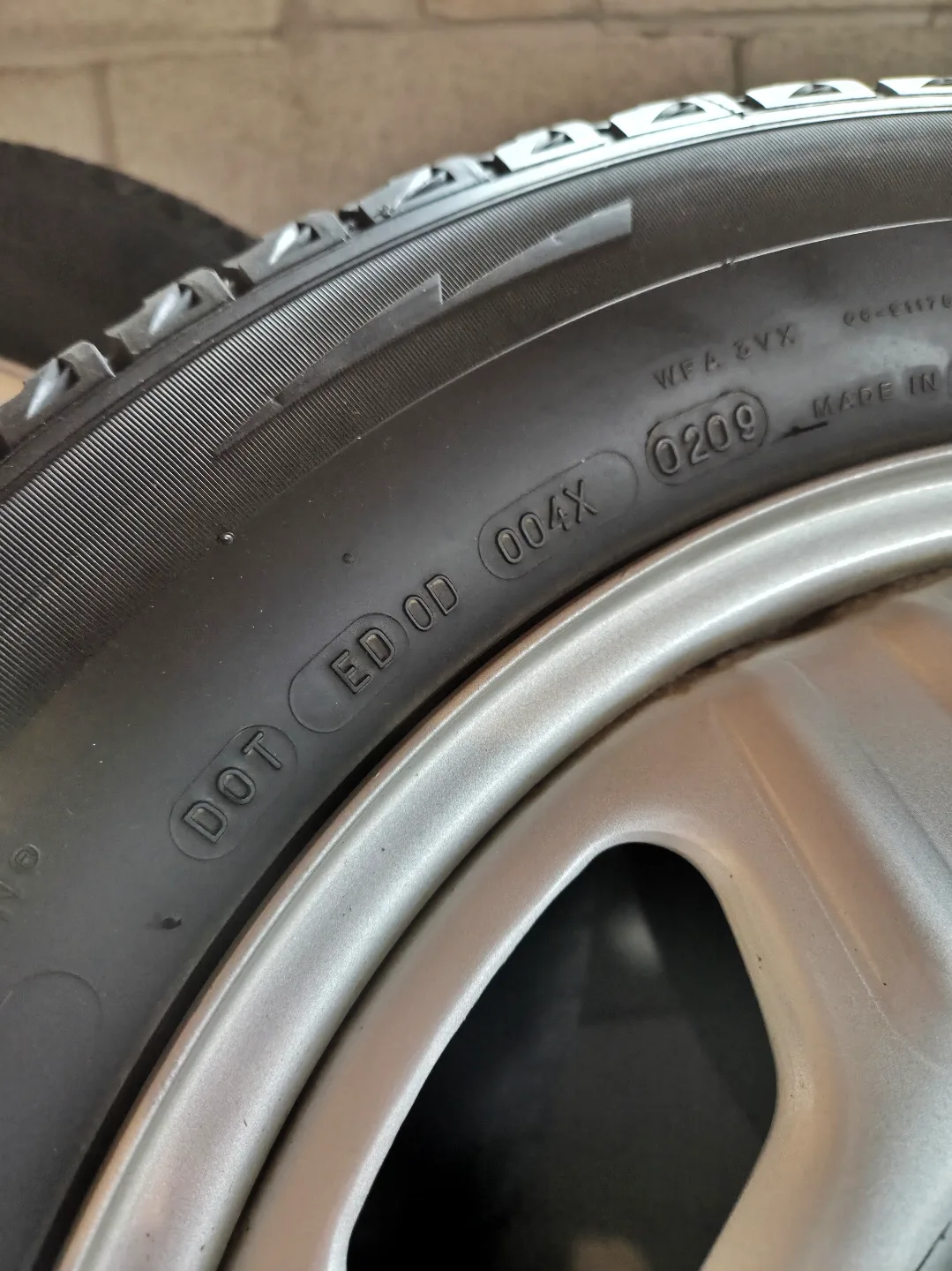 Used Honda Rims & Winter Tires (215/65/R16) off a 2005 CR-V image indicator(4)