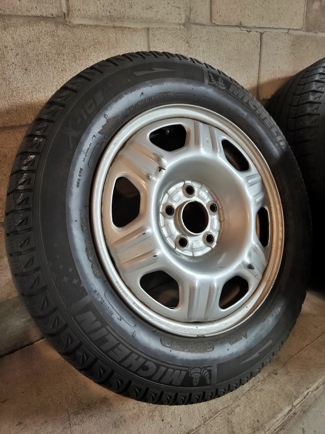 Used Honda Rims & Winter Tires (215/65/R16) off a 2005 CR-V image indicator(5)