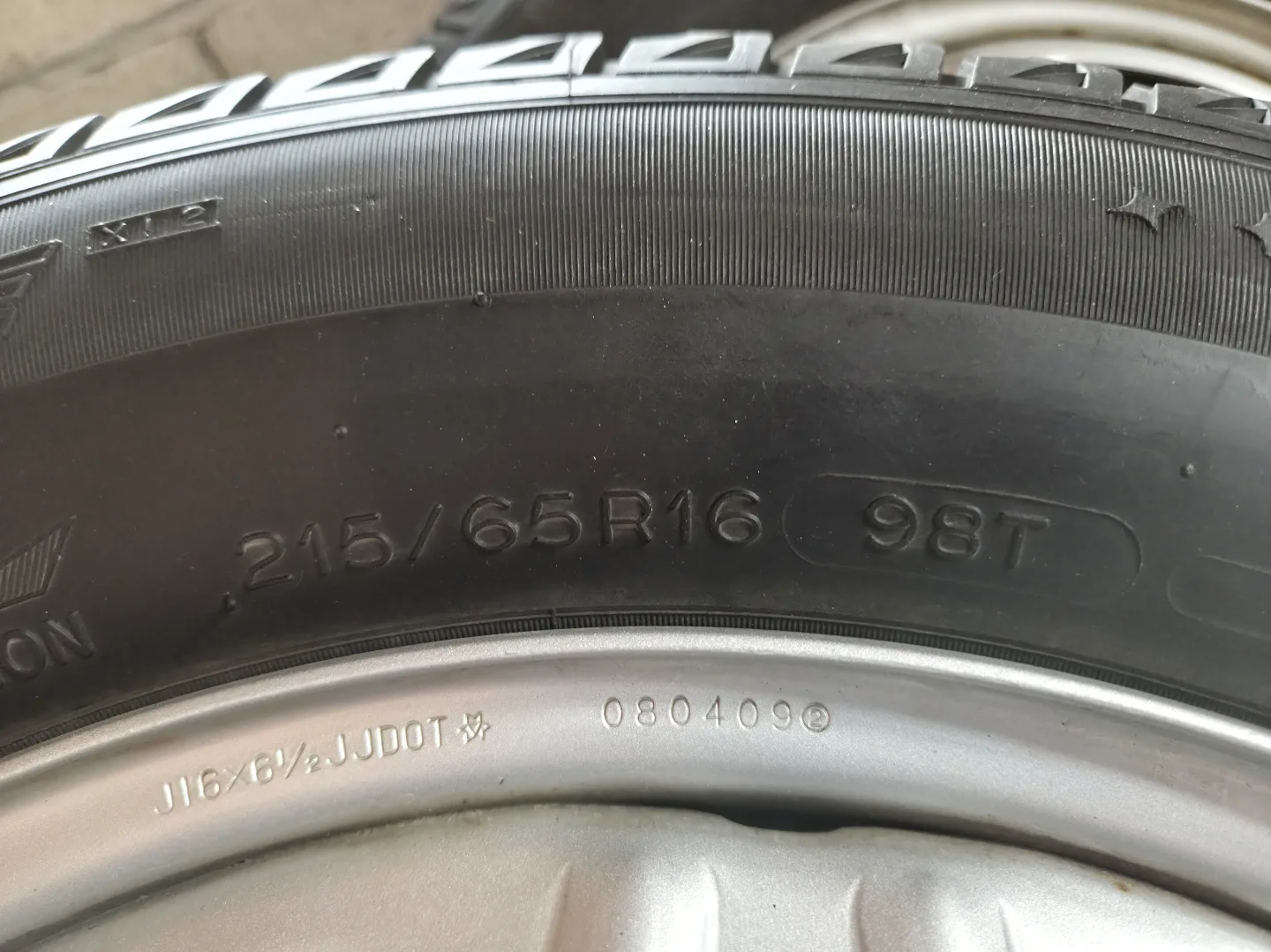 Used Honda Rims & Winter Tires (215/65/R16) off a 2005 CR-V image indicator(7)