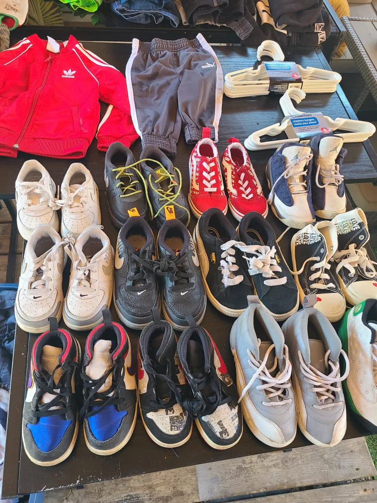 🇨🇦 baby clothing and shoes 1-4 yo - 3 boxes full - 50$ for all image indicator(5)