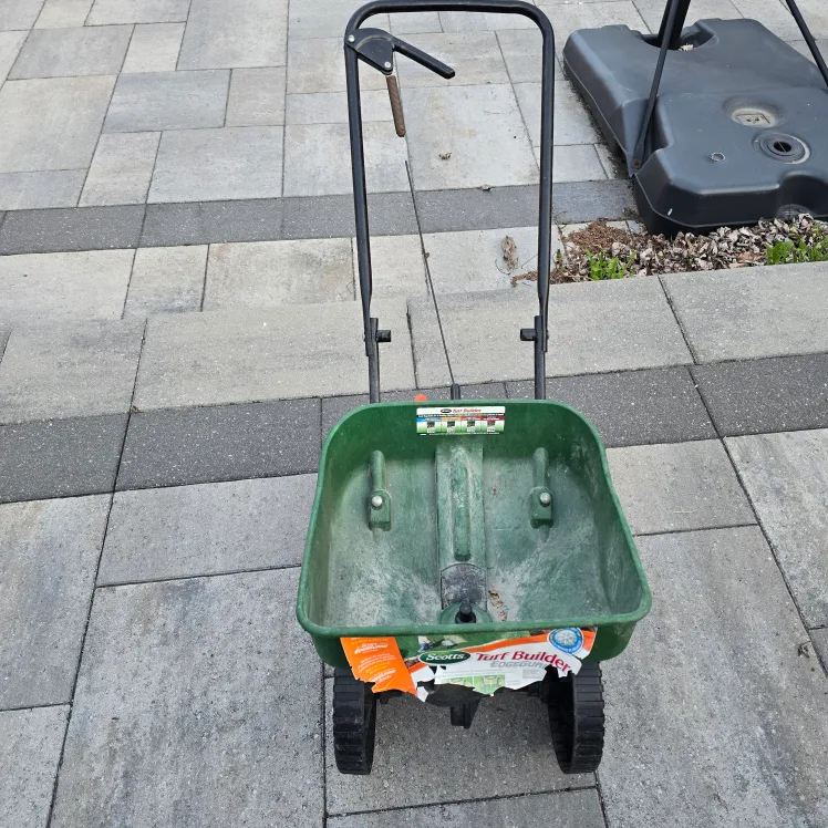 Scotts Turf Builder Push Spreader thumbnail