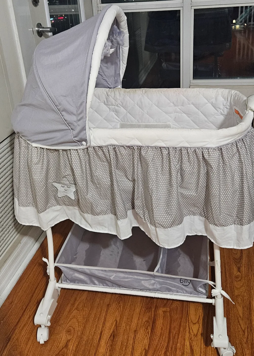 Baby bassinet with vibration thumbnail