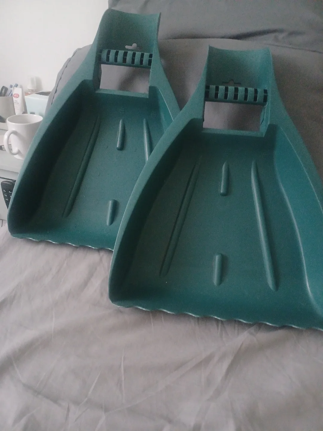 Pair of Green Plastic Leaf scoops thumbnail