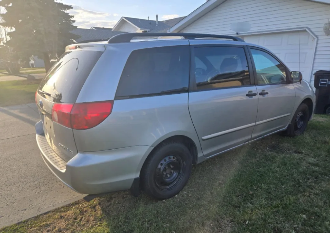 2006 Toyota Sienna Minivan image indicator(8)