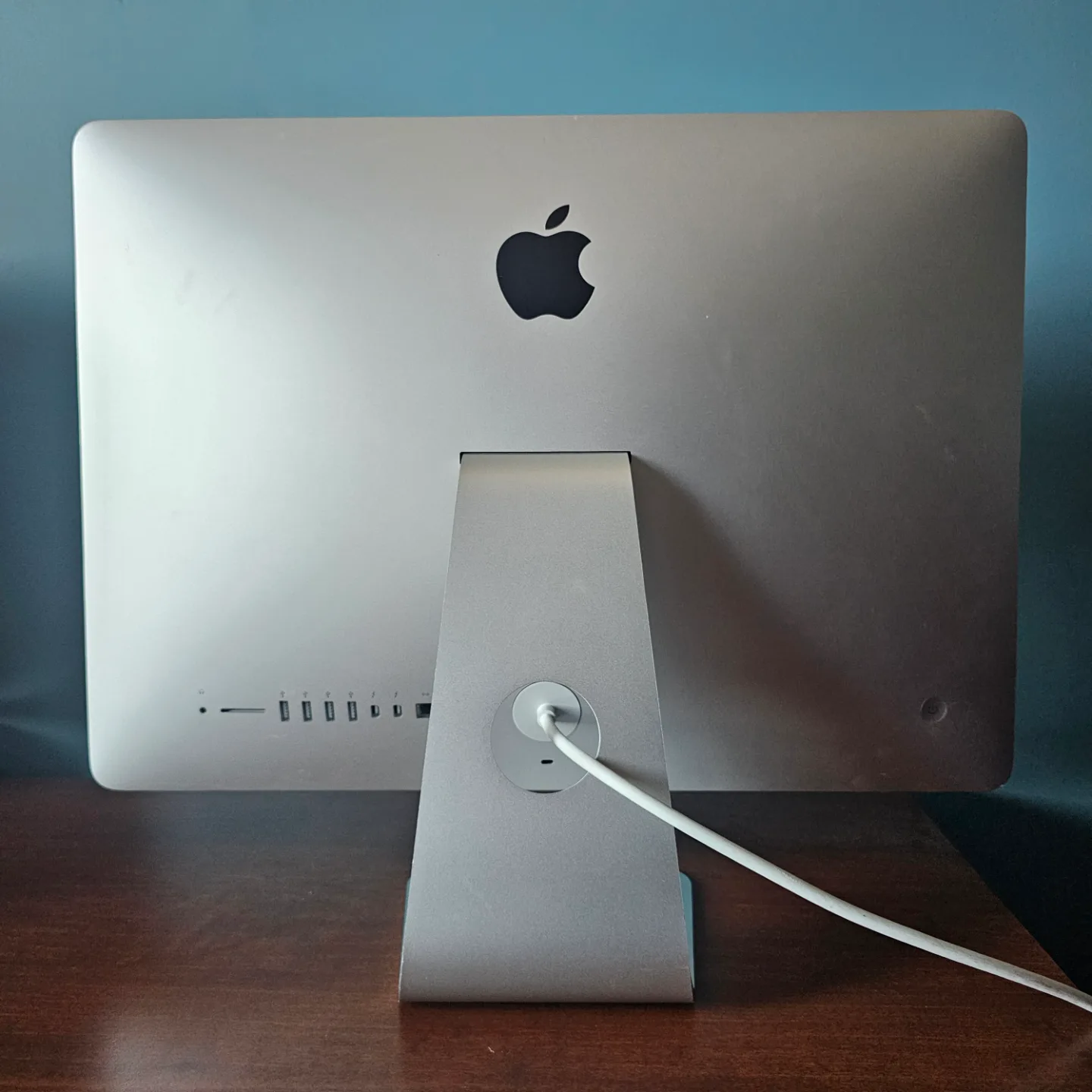 21.5" iMac, 2.7 GHz i5, 8gb, 240gb SSD, MacOS Sequoia Latest image indicator(6)